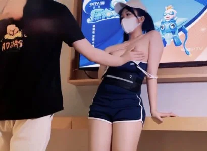Người bán TV xinh đẹp cùng vị khách may mắn