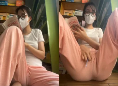 Em út vừa cầm sách vừa đưa sextoy vào lồn