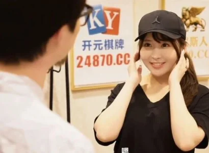Em nhân viên giao hàng dễ tính dễ tính với mọi người