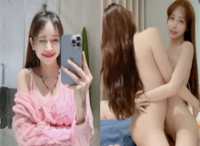 Cặp đôi bạn thân là Lâm Thái Vy và bạn của cô ấy móc bím với nhau trong buổi livestream