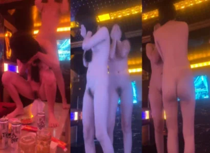 Nữ vũ công cởi đồ thoát y và múa máy loạn xạ ở quán karaoke